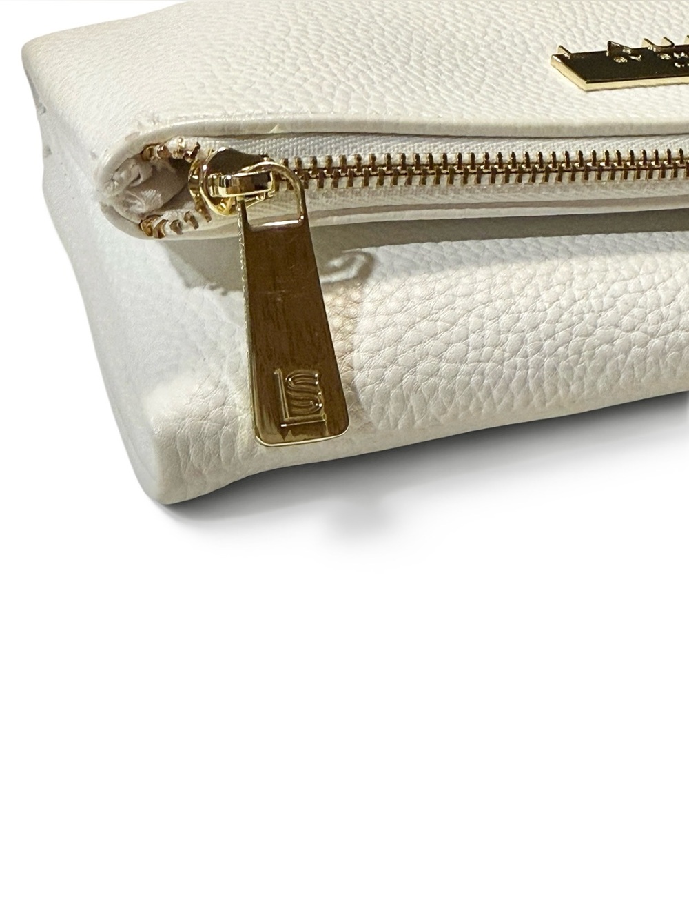 5 for $25!! LAUNDRY BY SHELLI SEGAL Los Angeles White Wristlet - Picture 4 of 14